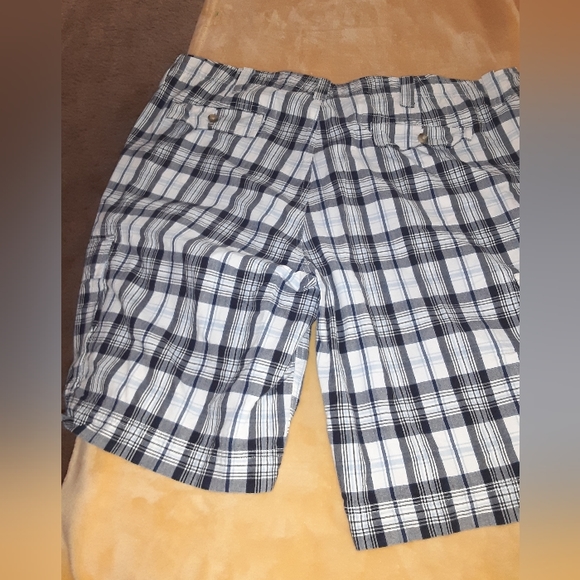 Mens size 44, two pair if cargo shorts - Picture 3 of 3
